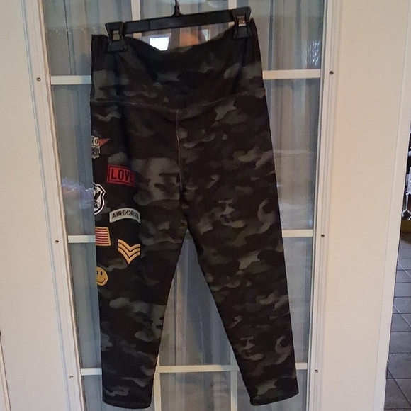 Size Medium Evolution and Creation Green and Black Leggings - Picture 3 of 3